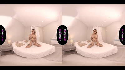 PORNBCN VR O espanhol maduro MILF masturba-se e chupa-lhe a pila em POV enquanto fuma e lhe masturba as pernas